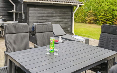 Kalevi - 900M from the Sea: Toit, Maison, Domicile, Chalet, Porte, Siding, Plate-Forme, Porche, Planche, Dur