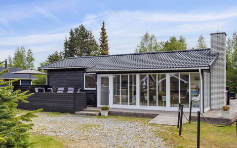 Kalevi - 900M from the Sea: Toit, Maison, Domicile, Chalet, Porte, Siding, Plate-Forme, Porche, Planche, Dur