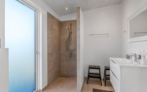 Vanna - 1.2Km from the Sea: Sol, Sol, Mur, Luminaire Plomberie, Design Intérieur, Plafond, Salle De Bains, Pièce, Plomberie, Évier