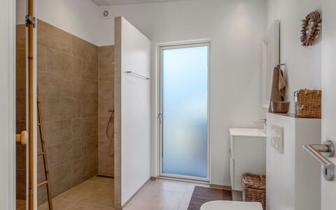 Vanna - 1.2Km from the Sea: Sol, Sol, Mur, Luminaire Plomberie, Design Intérieur, Plafond, Salle De Bains, Toilette, Éclairage, Pièce