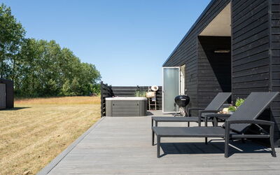 Vanna - 1.2Km from the Sea
