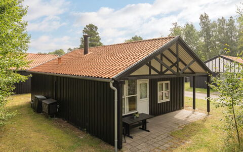 Bennek - 200M from the Sea: Toit, Maison, Domicile, Chalet, Porte, Siding, Plate-Forme, Porche, Planche, Dur