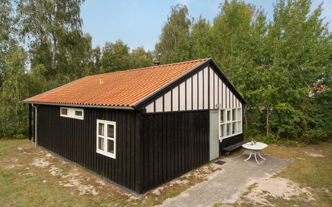 Bennek - 200M from the Sea: Toit, Maison, Domicile, Chalet, Porte, Siding, Plate-Forme, Porche, Planche, Dur