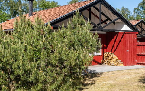 Ferbine - 400M from the Sea: Toit, Maison, Domicile, Chalet, Siding, Biens, Allée, Batiments Jardin, Cour, Cabanon