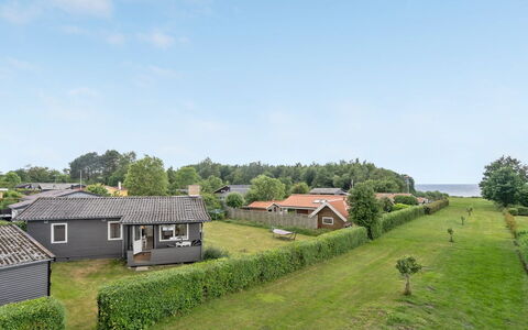 Amilla - 150M from the Sea: Toit, Maison, Domicile, Chalet, Porte, Siding, Plate-Forme, Porche, Planche, Dur
