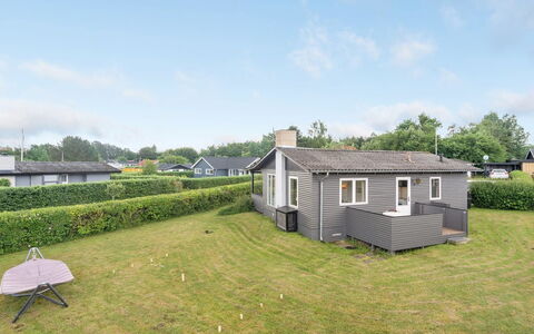 Amilla - 150M from the Sea: Toit, Maison, Domicile, Chalet, Porte, Siding, Plate-Forme, Porche, Planche, Dur