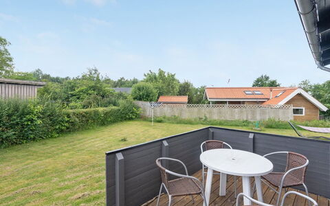 Amilla - 150M from the Sea: Toit, Maison, Domicile, Chalet, Porte, Siding, Plate-Forme, Porche, Planche, Dur