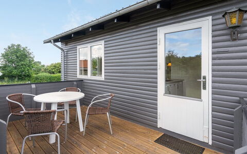 Amilla - 150M from the Sea: Toit, Maison, Domicile, Chalet, Porte, Siding, Plate-Forme, Porche, Planche, Dur