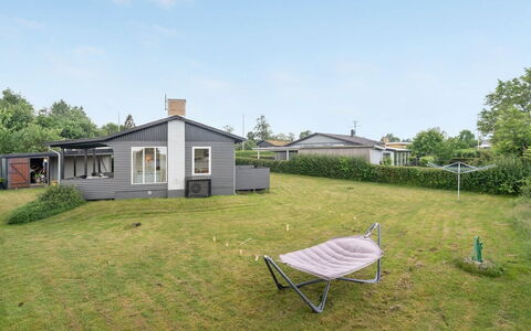 Amilla - 150M from the Sea: Toit, Maison, Domicile, Chalet, Porte, Siding, Plate-Forme, Porche, Planche, Dur