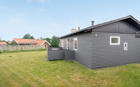 Amilla - 150M from the Sea: Toit, Maison, Domicile, Chalet, Porte, Siding, Plate-Forme, Porche, Planche, Dur
