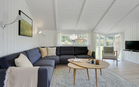 Niska - 300M from the Sea: Bois, Domicile, Salon, Canapé, Parquet, Plafond, Dur, Tache De Bois