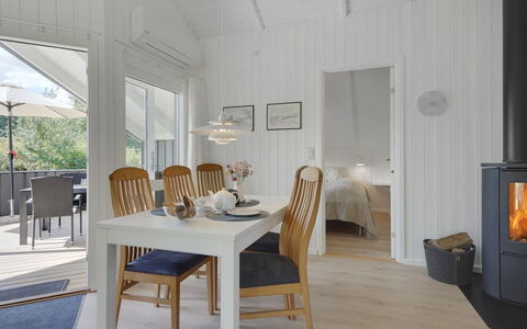 Niska - 300M from the Sea: Sol, Meubles, Design Intérieur, Sol, Bois, Parquet, Salle À Manger, Plafond, Table Cuisine Et Salle A Manger, Domicile