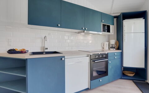Niska - 300M from the Sea: Principaux Appliance, Appareil De Cuisine, Cuisine, Cabinetry, Design Intérieur, Sol, Comptoir, Sol, Meubles, Plafond
