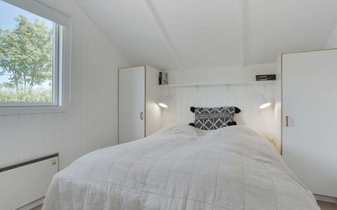 Niska - 300M from the Sea: Bois, Plafond, Chambre, Design Intérieur, Sol, Sol, Lit, Pièce, Literie, Drap De Lit