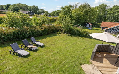 Niska - 300M from the Sea: Herbe, Arbuste, Domicile, Lot Terre, Toit, Jardin, Pelouse, Chalet, Couverture De Sol, Biens