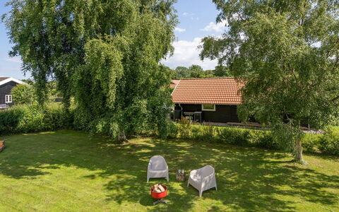 Niska - 300M from the Sea: Herbe, Arbuste, Maison, Lot Terre, Chalet, Jardin, Pelouse, Ombre