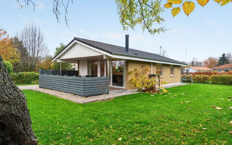 Umen - 300M from the Sea: Toit, Maison, Domicile, Chalet, Porte, Siding, Plate-Forme, Porche, Planche, Dur