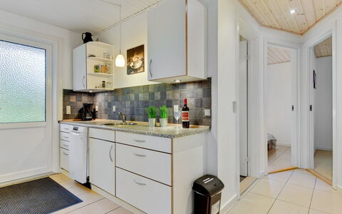 Umen - 300M from the Sea: Toit, Maison, Domicile, Chalet, Porte, Siding, Plate-Forme, Porche, Planche, Dur