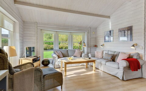 Ruusu - 300M from the Sea: Appartement, Ombre, Balcon, Chaise, Clôture, Mobilier De Jardin, Aluminium, Gazon Artificiel