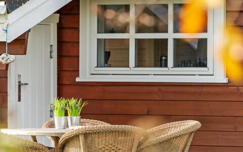 Ruusu - 300M from the Sea: Appartement, Ombre, Balcon, Chaise, Clôture, Mobilier De Jardin, Aluminium, Gazon Artificiel