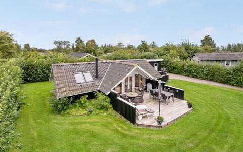 Sella - 500M from the Sea: Toit, Maison, Lot Terre, Domicile, Chalet, Biens, Batiments Jardin, Ombre, Cabane En Rondins, Aménagement Paysager