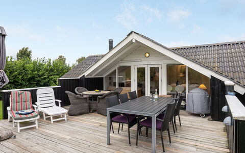 Sella - 500M from the Sea: Toit, Maison, Lot Terre, Domicile, Chalet, Biens, Batiments Jardin, Ombre, Cabane En Rondins, Aménagement Paysager