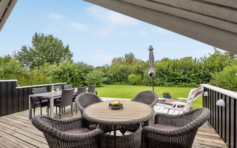 Sella - 500M from the Sea: Toit, Maison, Lot Terre, Domicile, Chalet, Biens, Batiments Jardin, Ombre, Cabane En Rondins, Aménagement Paysager