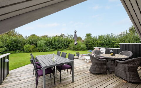 Sella - 500M from the Sea: Toit, Maison, Lot Terre, Domicile, Chalet, Biens, Batiments Jardin, Ombre, Cabane En Rondins, Aménagement Paysager