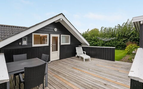 Sella - 500M from the Sea: Toit, Maison, Lot Terre, Domicile, Chalet, Biens, Batiments Jardin, Ombre, Cabane En Rondins, Aménagement Paysager