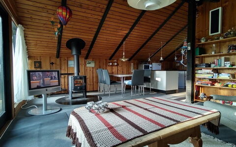 Rieke - 300M from the Sea: Herbe, Maison, Toit, Chalet, Domicile, Arbuste, Ferme, Lot Terre, Zone Rurale