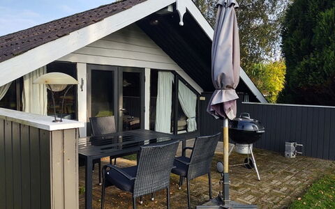Rieke - 300M from the Sea: Chalet, Ombre, Chaise, Mobilier De Jardin, Dur, Siding, Porche, Patio, Plate-Forme, Structure En Plein Air