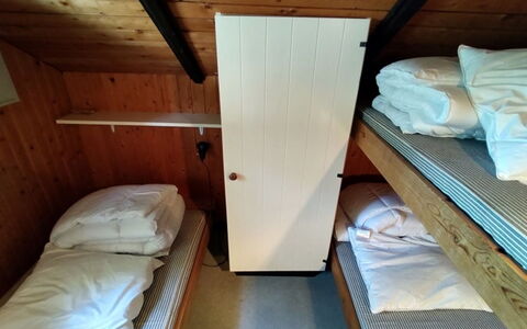 Rieke - 300M from the Sea: Lit, Bois, Chambre, Lit Superposé, Meubles, Sol, Sol, Cadre De Lit, Drap De Lit, Literie