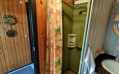 Rieke - 300M from the Sea: Bois, Luminaire Plomberie, Sol, Sol, Salle De Bains, Plomberie, Tache De Bois, Pièce, Lavabo, Dur