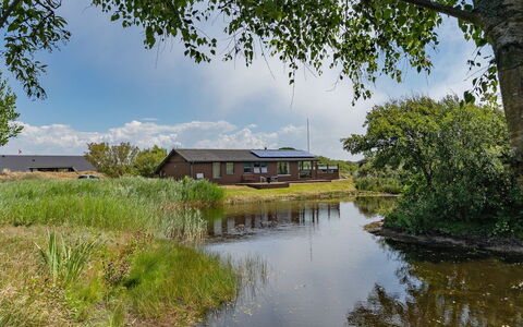 Frigga - 400M from the Sea: Toit, Maison, Domicile, Chalet, Porte, Siding, Plate-Forme, Porche, Planche, Dur