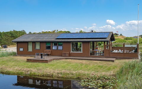 Frigga - 400M from the Sea: Toit, Maison, Domicile, Chalet, Porte, Siding, Plate-Forme, Porche, Planche, Dur