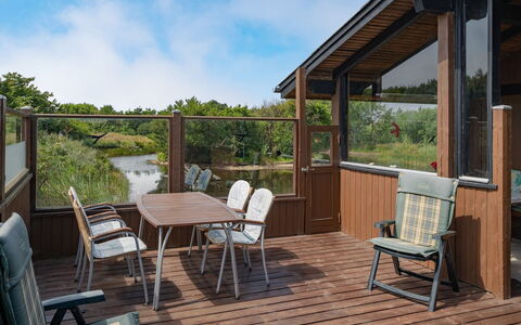 Frigga - 400M from the Sea: Toit, Maison, Domicile, Chalet, Porte, Siding, Plate-Forme, Porche, Planche, Dur