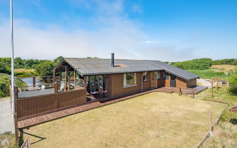 Frigga - 400M from the Sea: Toit, Maison, Domicile, Chalet, Porte, Siding, Plate-Forme, Porche, Planche, Dur