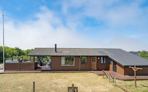 Frigga - 400M from the Sea: Toit, Maison, Domicile, Chalet, Porte, Siding, Plate-Forme, Porche, Planche, Dur