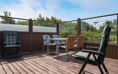 Frigga - 400M from the Sea: Toit, Maison, Domicile, Chalet, Porte, Siding, Plate-Forme, Porche, Planche, Dur