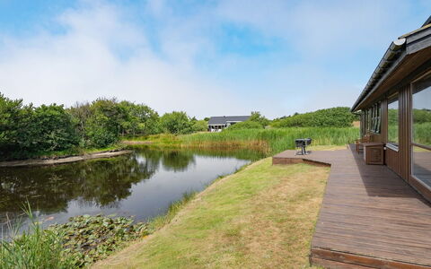 Frigga - 400M from the Sea: Toit, Maison, Domicile, Chalet, Porte, Siding, Plate-Forme, Porche, Planche, Dur