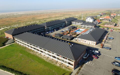 Britt - 100M from the Sea: Toit, Maison, Domicile, Chalet, Porte, Siding, Plate-Forme, Porche, Planche, Dur