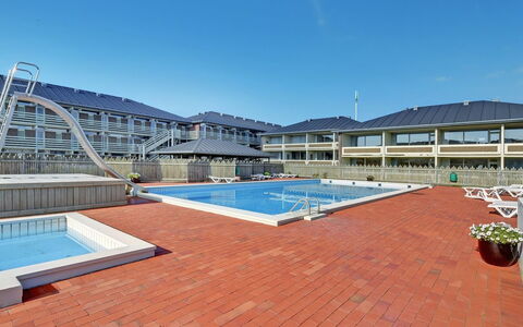 Britt - 100M from the Sea: Toit, Maison, Domicile, Chalet, Porte, Siding, Plate-Forme, Porche, Planche, Dur