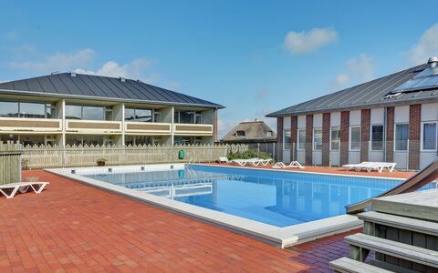 Britt - 100M from the Sea: Toit, Maison, Domicile, Chalet, Porte, Siding, Plate-Forme, Porche, Planche, Dur