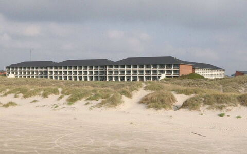 Britt - 100M from the Sea: Toit, Maison, Domicile, Chalet, Porte, Siding, Plate-Forme, Porche, Planche, Dur