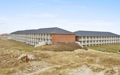 Britt - 100M from the Sea: Toit, Maison, Domicile, Chalet, Porte, Siding, Plate-Forme, Porche, Planche, Dur