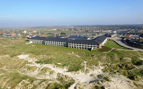 Britt - 100M from the Sea: Toit, Maison, Domicile, Chalet, Porte, Siding, Plate-Forme, Porche, Planche, Dur