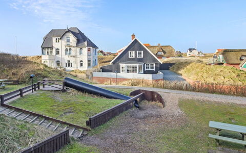 Britt - 100M from the Sea: Toit, Maison, Domicile, Chalet, Porte, Siding, Plate-Forme, Porche, Planche, Dur