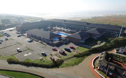 Britt - 100M from the Sea: Toit, Maison, Domicile, Chalet, Porte, Siding, Plate-Forme, Porche, Planche, Dur