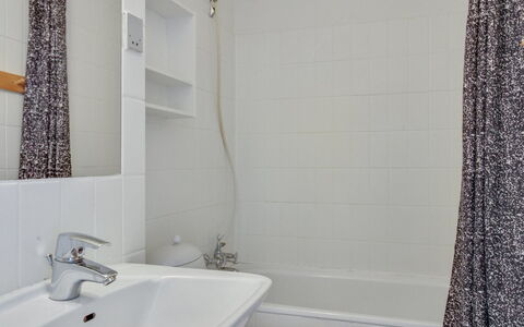 Britt - 100M from the Sea: Salle De Bains, Luminaire Plomberie, Mur, Sol, Design Intérieur, Lavabo, Sol, Évier, Robinet, Plomberie