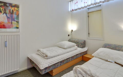 Britt - 100M from the Sea: Lit, Chambre, Mur, Literie, Design Intérieur, Drap De Lit, Meubles, Sol, Sol, Linge